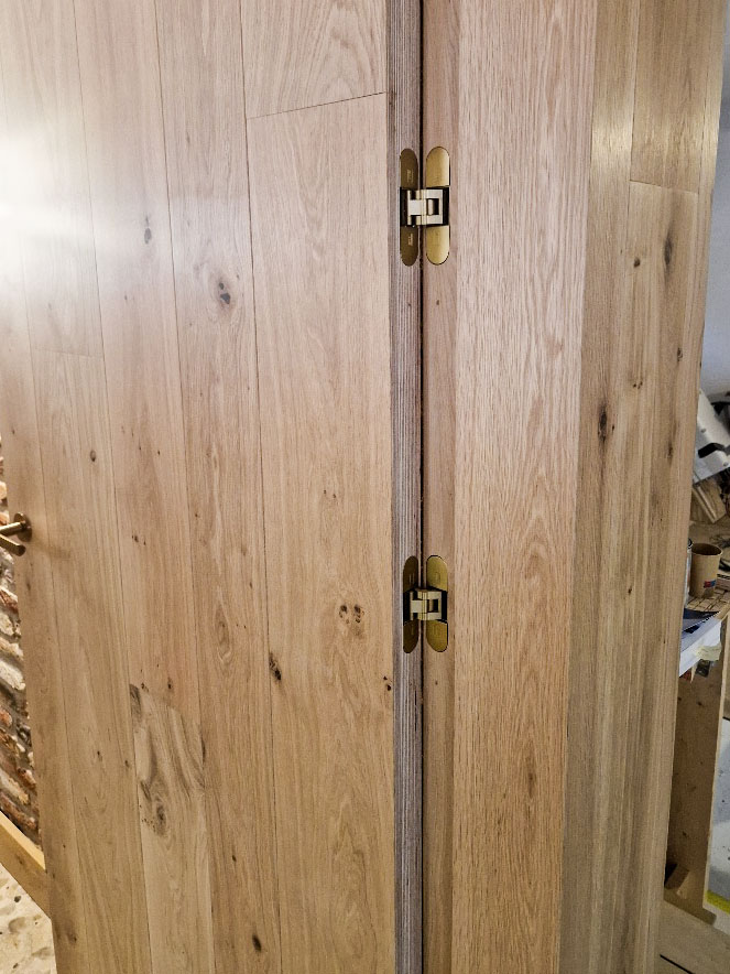 Houten deur met TKZ onzichtbare scharnieren